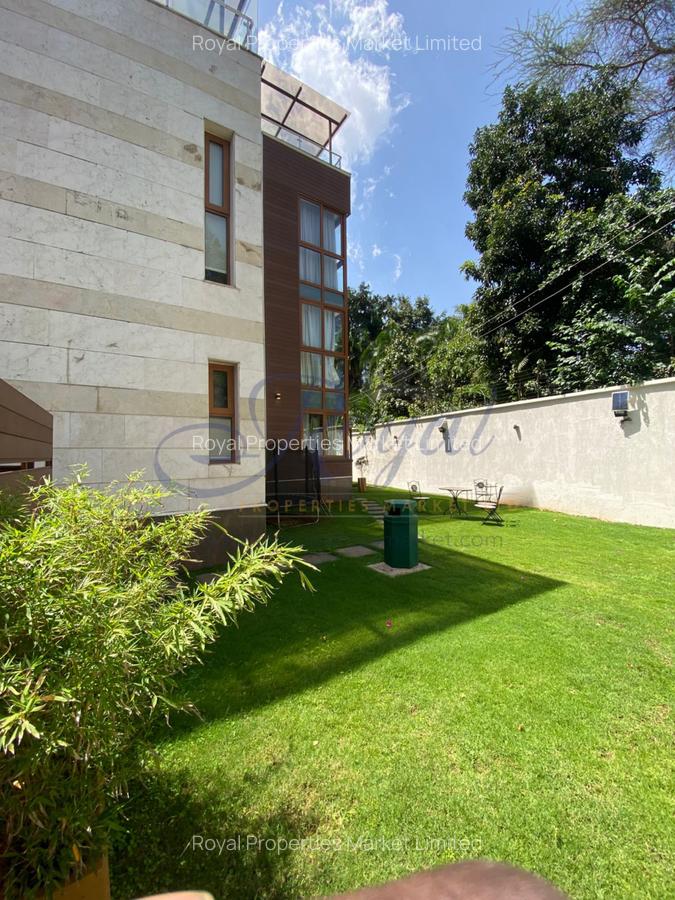 6 Bed House with En Suite in Lavington - 15