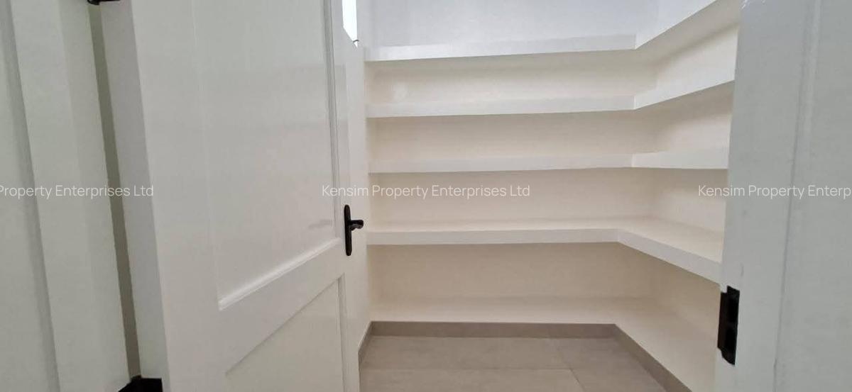 4 Bed Townhouse with En Suite in Brookside - 7