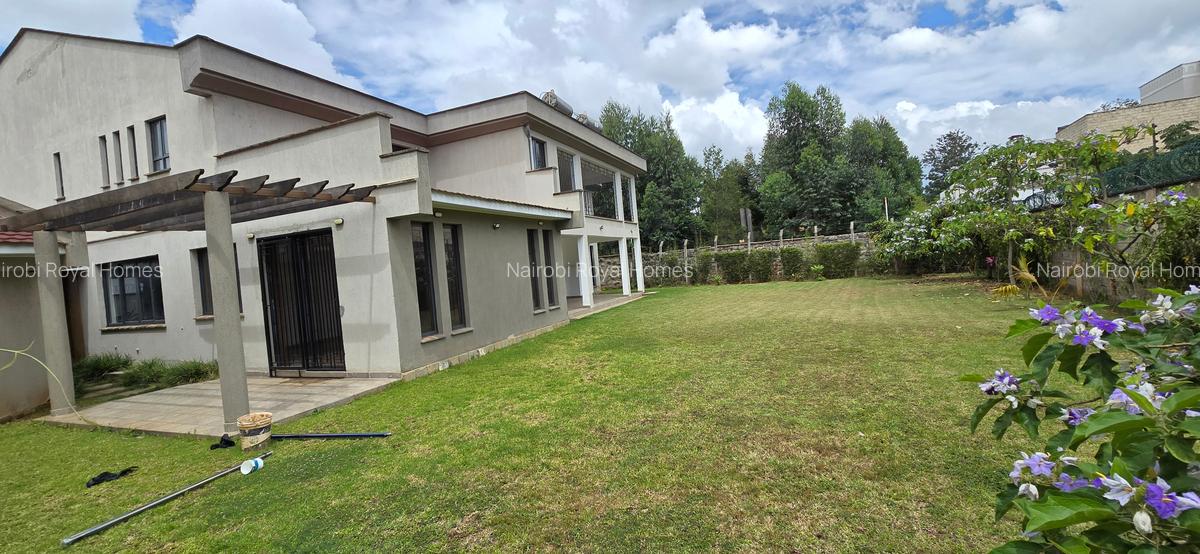 6 Bed House with En Suite at Lavington Green - 9