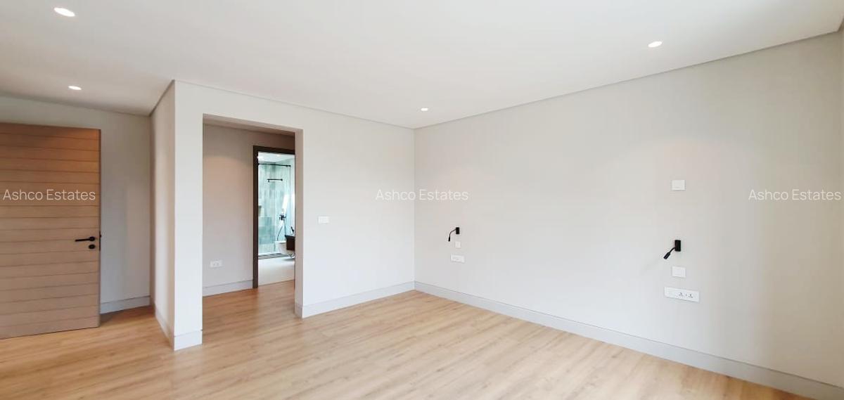 5 Bed Villa with En Suite in Westlands Area - 14