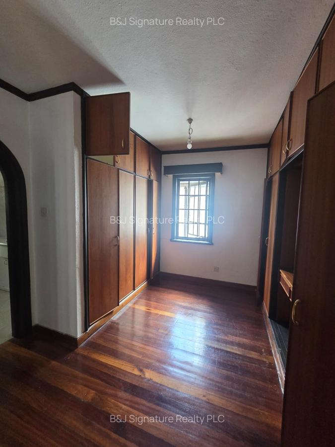 4 Bed Villa with En Suite in Riverside - 8