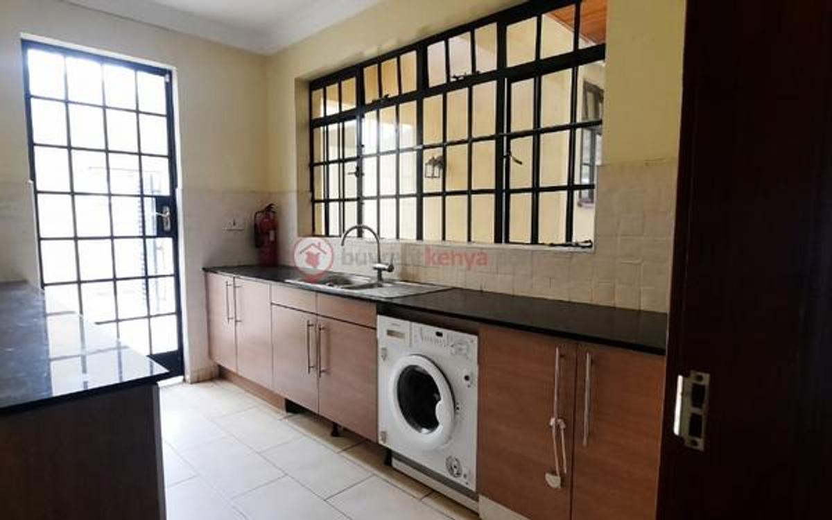 4 Bed Townhouse with En Suite at Lavington - 10