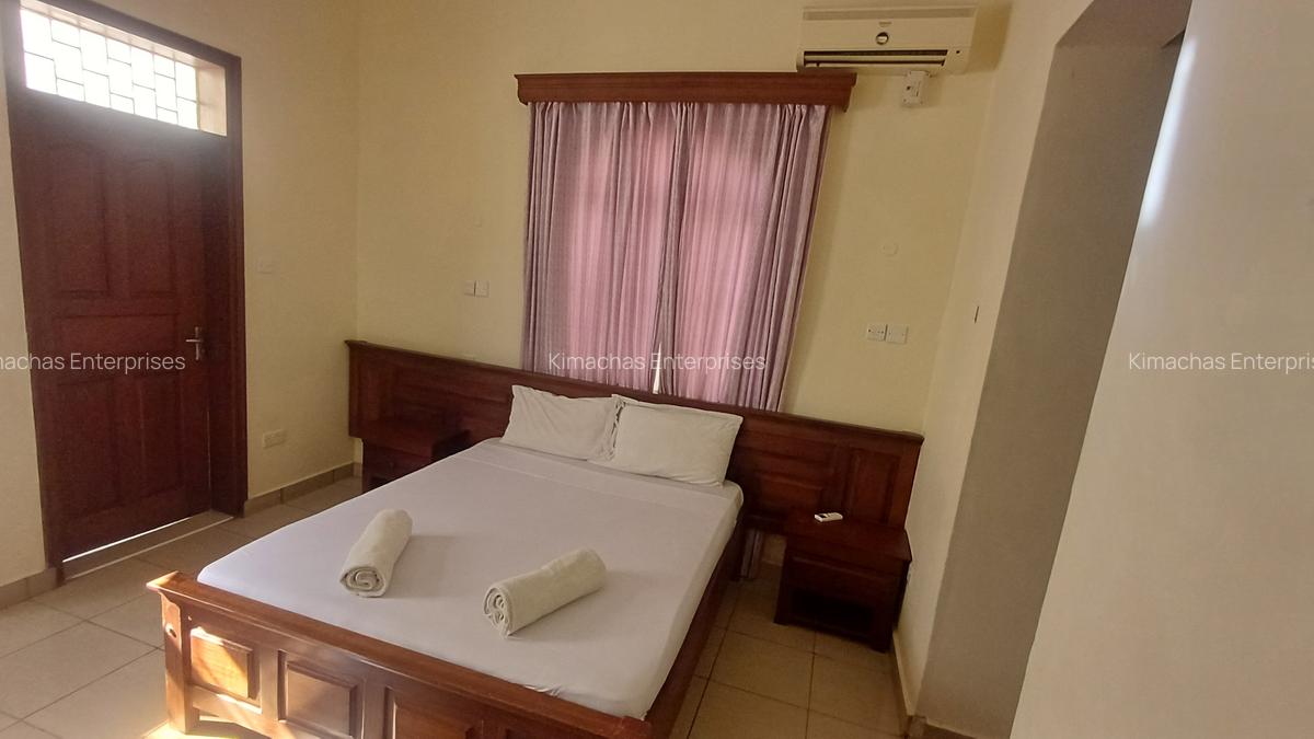 Serviced 2 Bed Apartment with En Suite at Links Road - 5