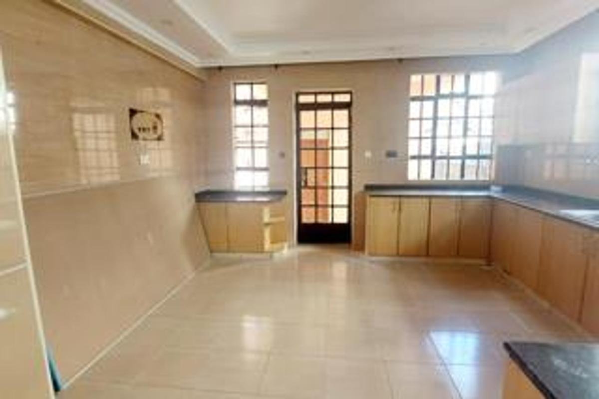 5 Bed Townhouse with En Suite at Lavington Green - 8