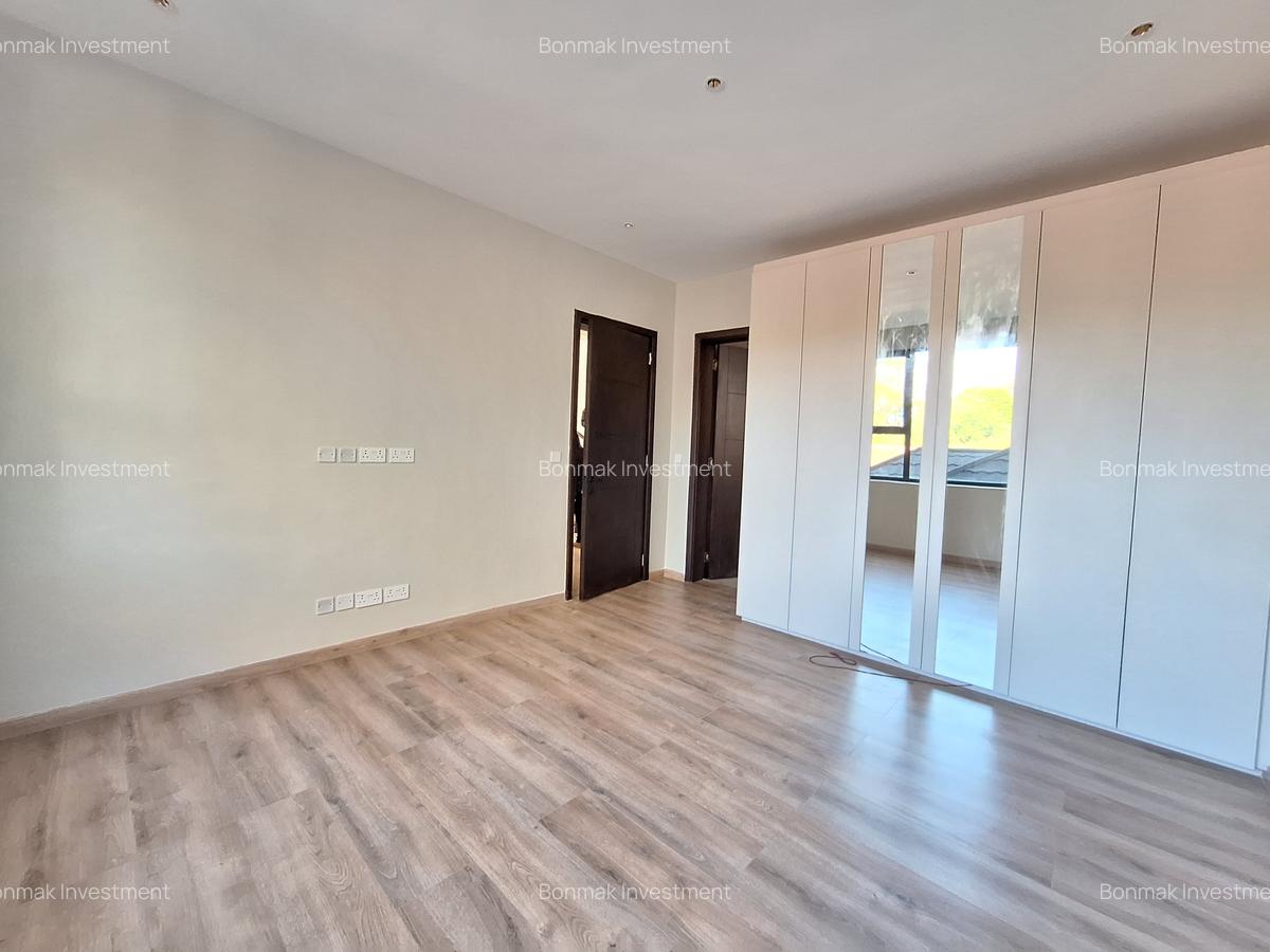 5 Bed Townhouse with En Suite at Lavington Green. - 14