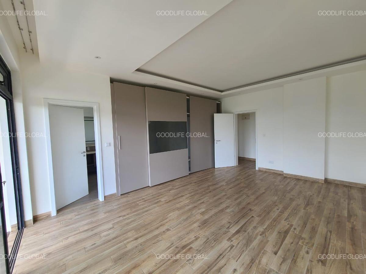 4 Bed Apartment with En Suite at Riverside - 9