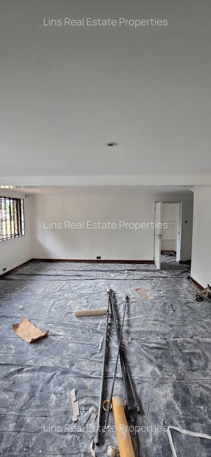 6 Bed House with En Suite in Lavington - 16