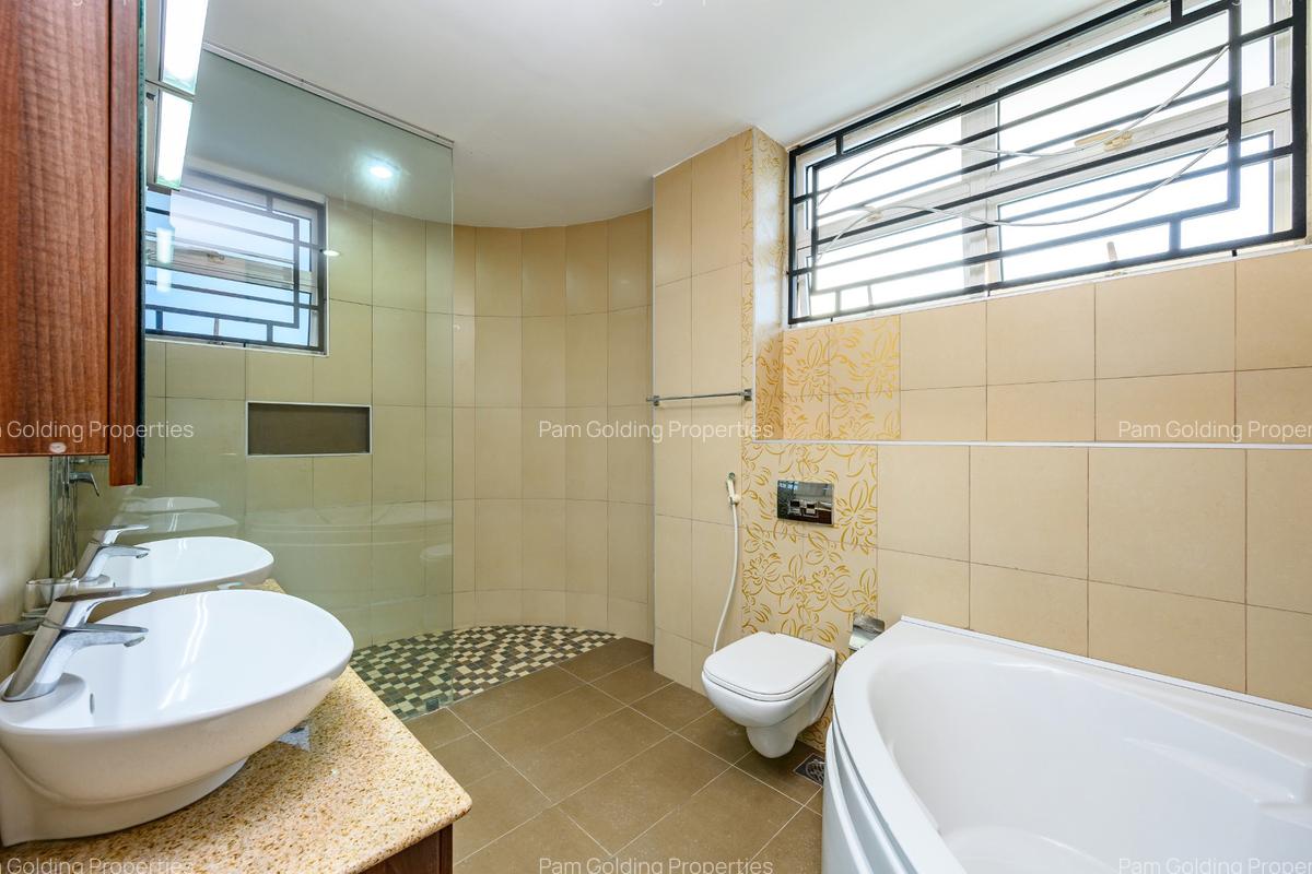 4 Bed Apartment with En Suite in Nyali Area - 17