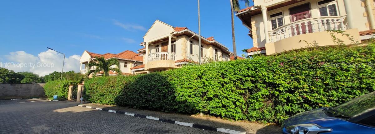 4 Bed Townhouse with En Suite in Nyali Area - 1