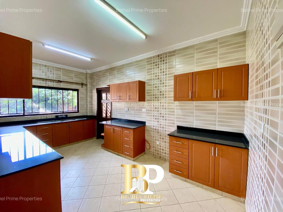 4 Bed Apartment with En Suite in Brookside - 12