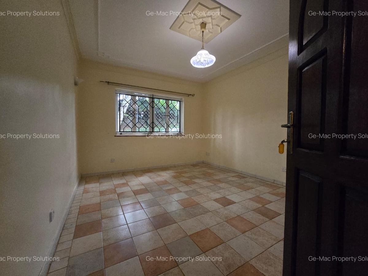 4 Bed House with En Suite in Hill View - 9