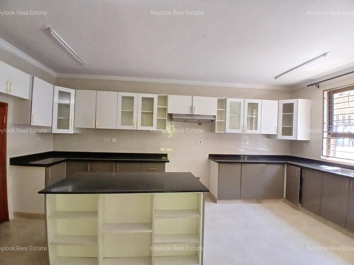 5 Bed Townhouse with En Suite at Lavington - 4