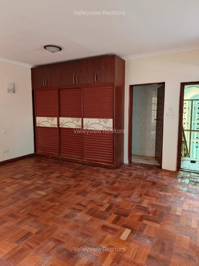 5 Bed Townhouse with En Suite at Lavington - 19