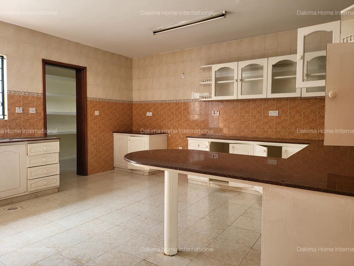 4 Bed Townhouse with En Suite in Spring Valley - 3