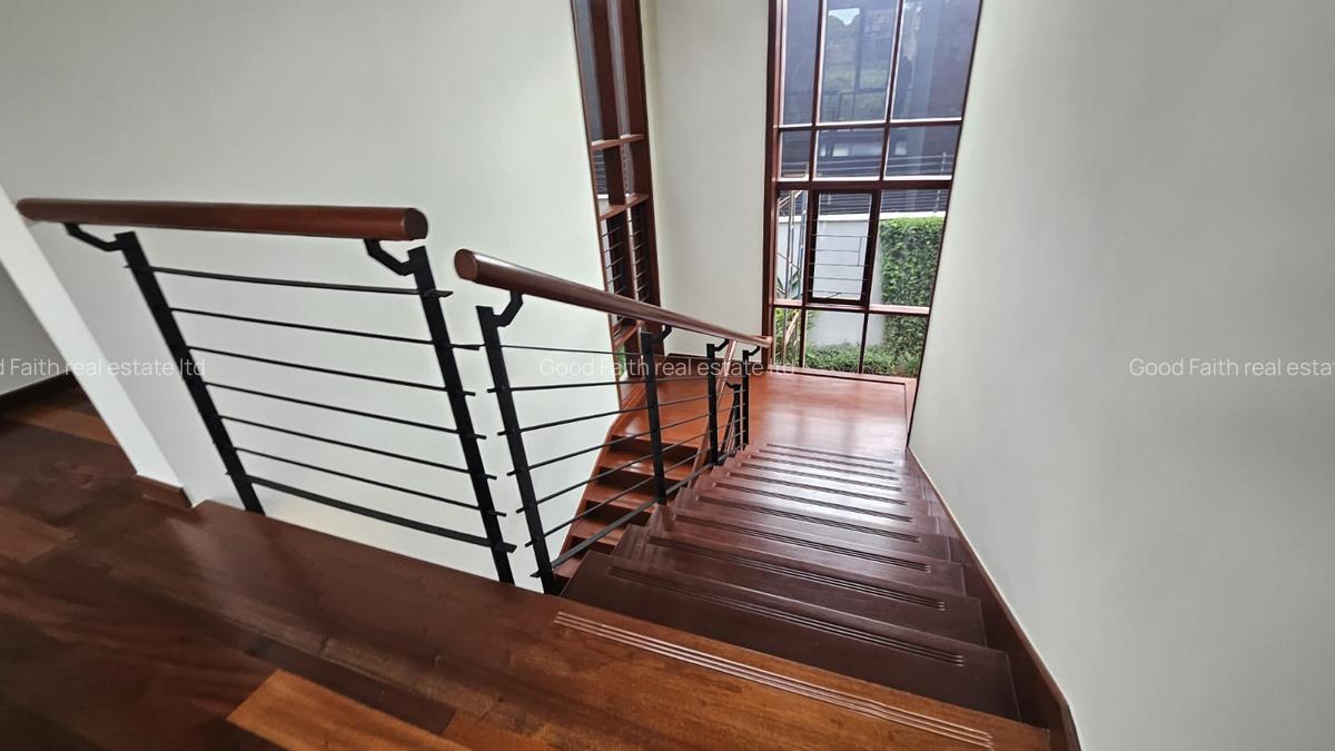 5 Bed House with En Suite in Runda - 14