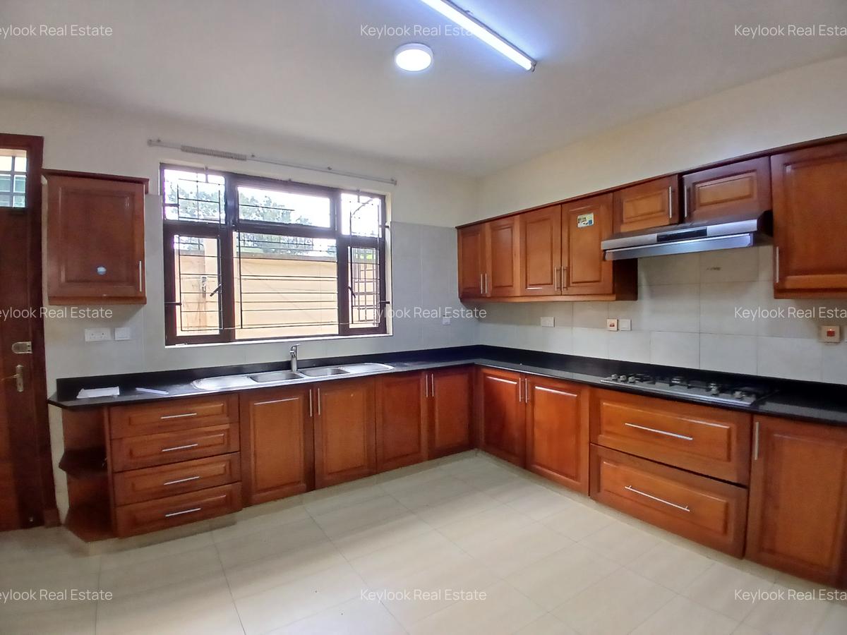 5 Bed Townhouse with En Suite at Lavington Green - 18