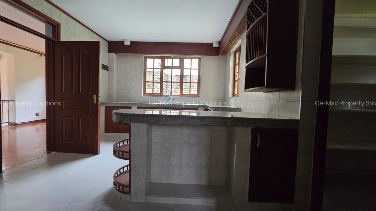 4 Bed House with En Suite in Lavington - 11