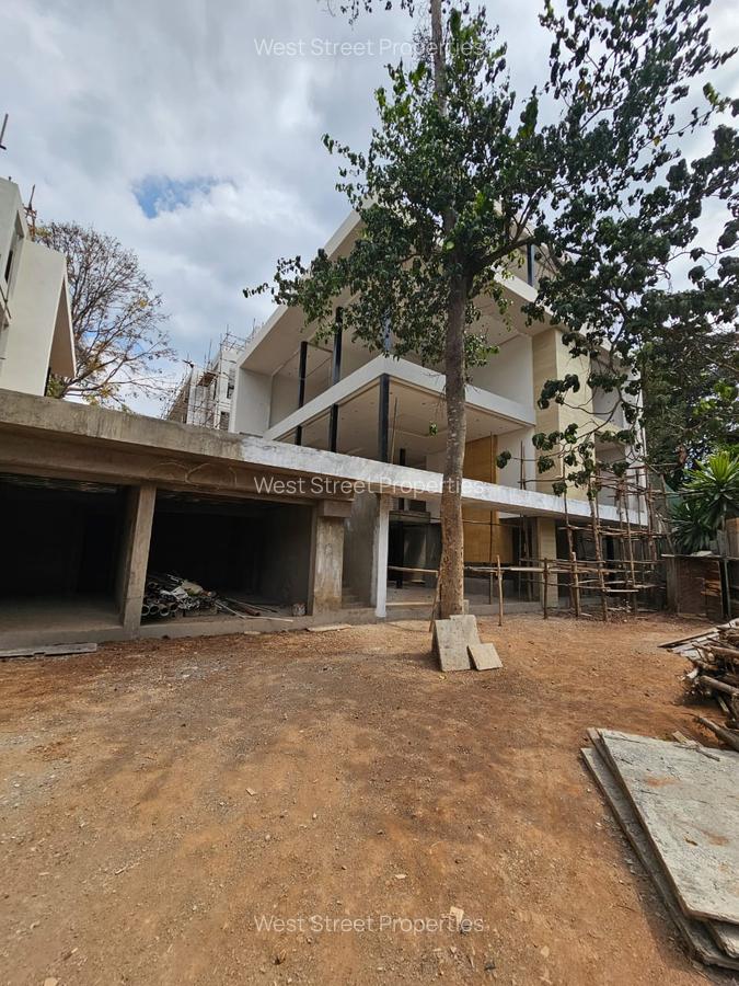 6 Bed Villa with En Suite at Lavington - 14