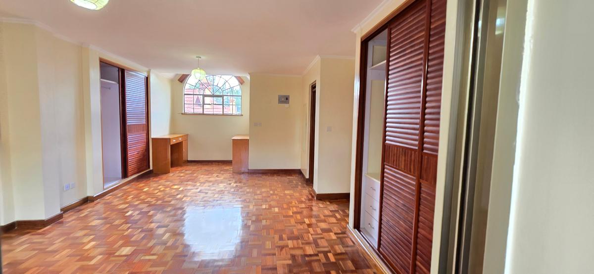 5 Bed Townhouse with En Suite at Lavington - 13