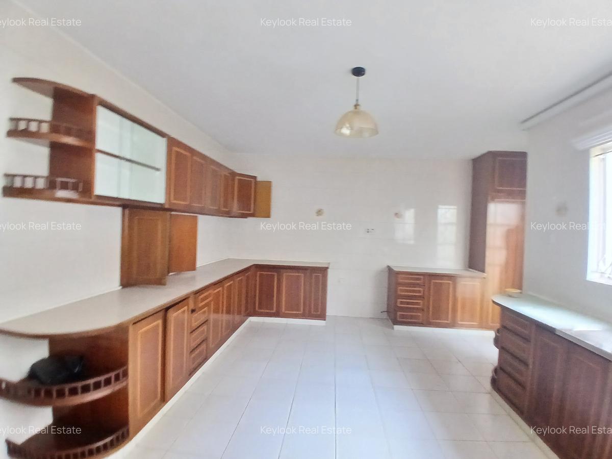 4 Bed Townhouse with En Suite at Lavington - 16