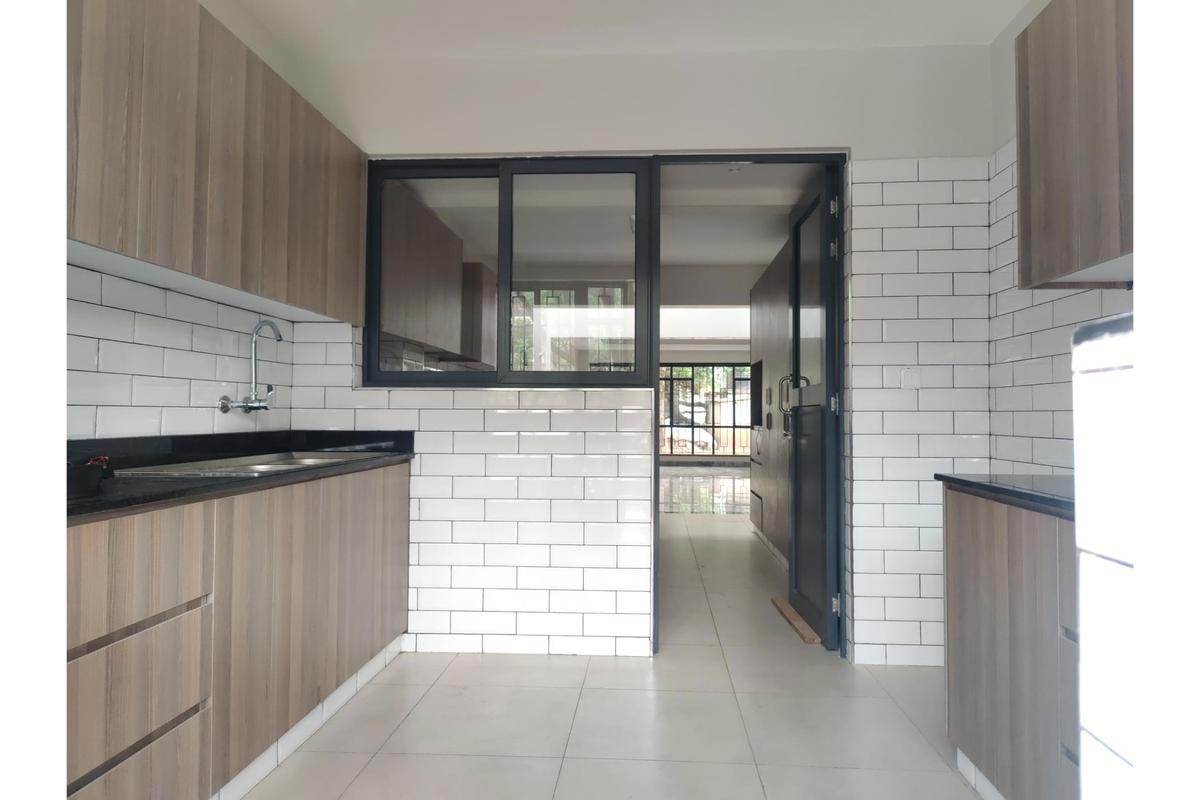 4 Bed Townhouse with En Suite in Parklands - 6