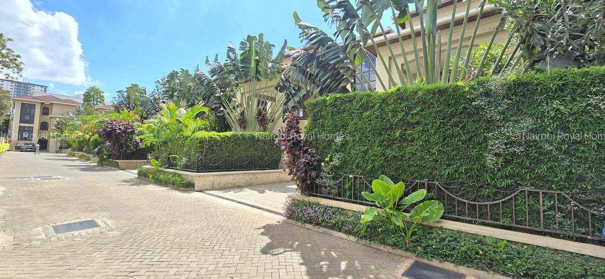 5 Bed House with En Suite at Lavington Green - 3