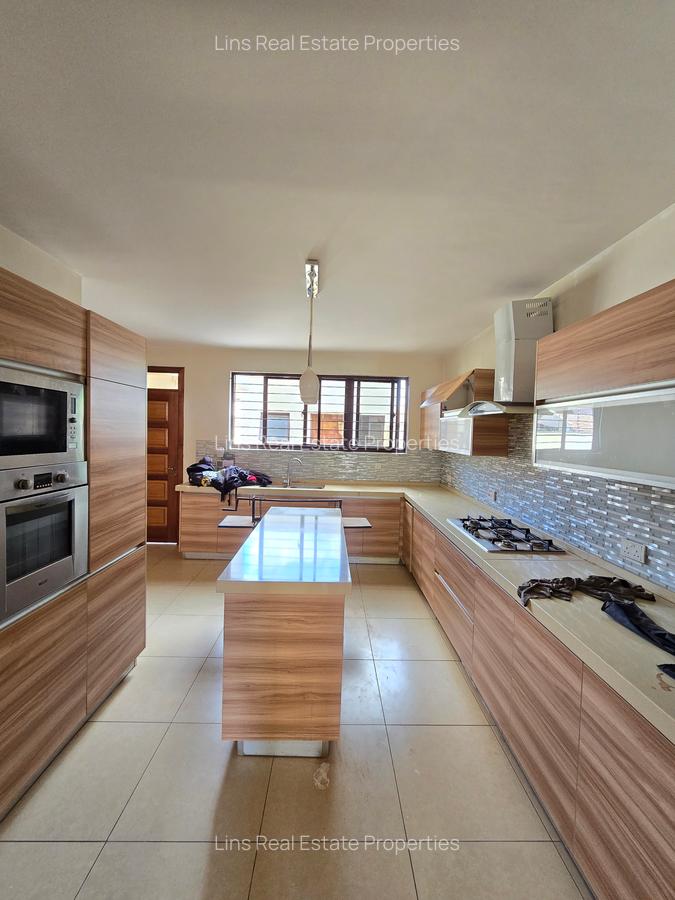 5 Bed Townhouse with En Suite in Lavington - 3