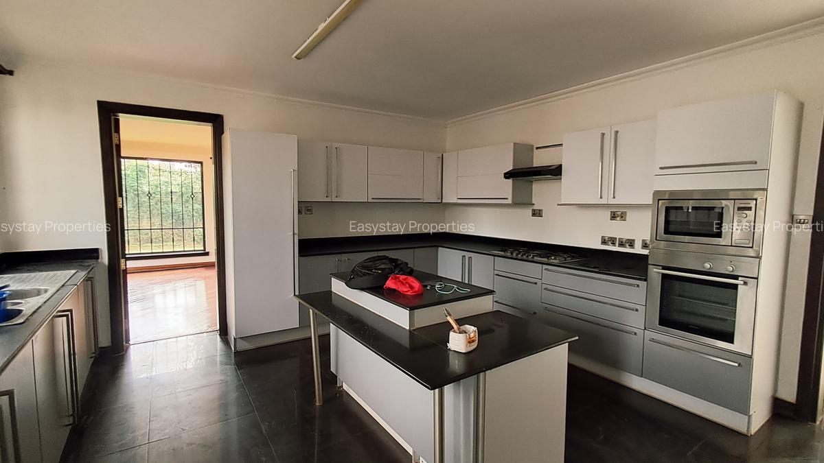 5 Bed House with En Suite in Runda - 3