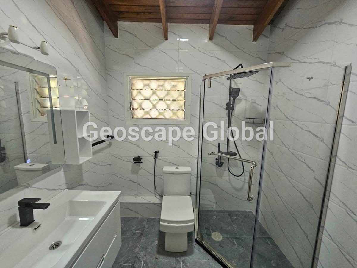 4 Bed House with En Suite in Rosslyn - 3