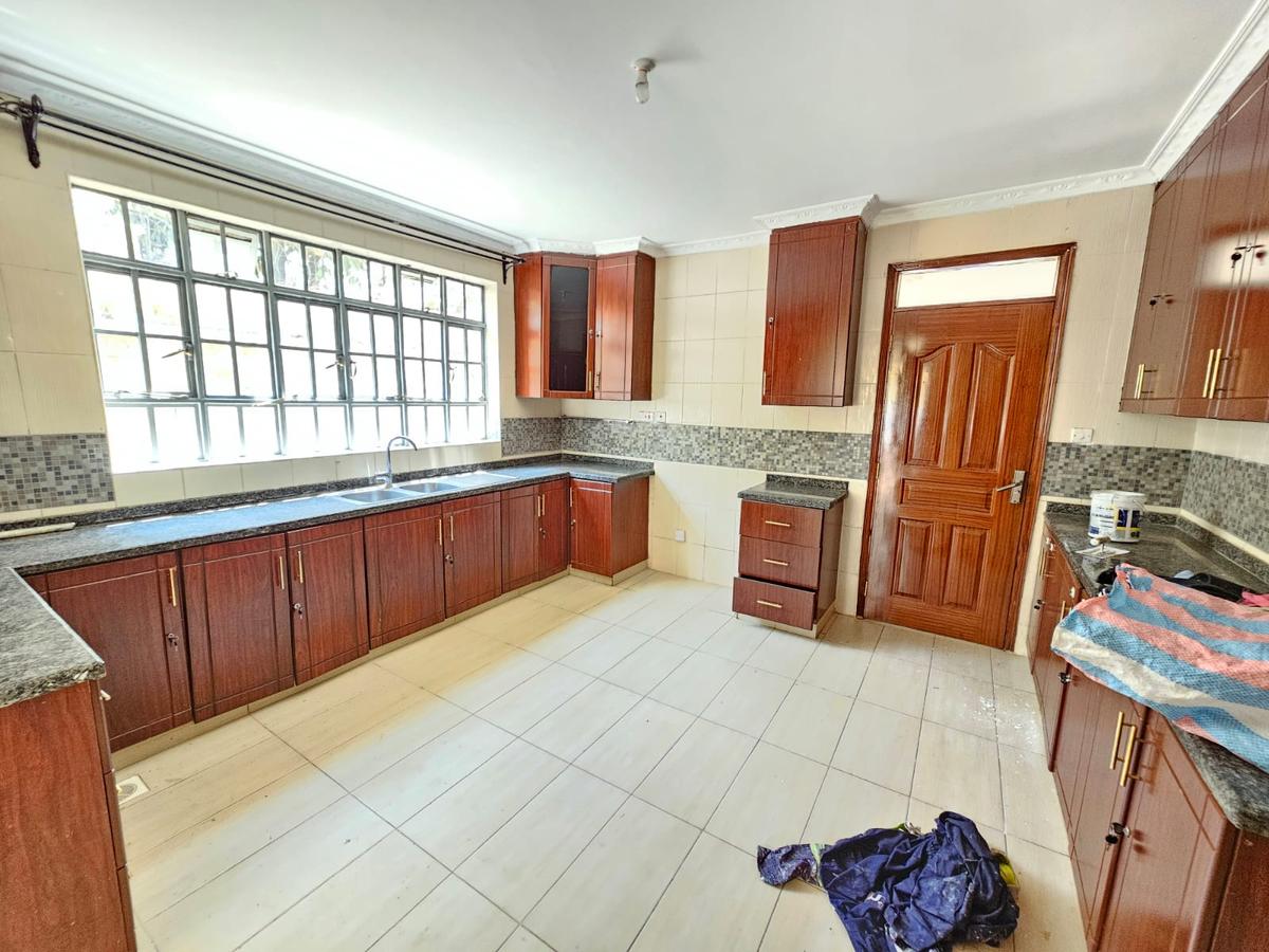 4 Bed House with En Suite in Lavington - 6