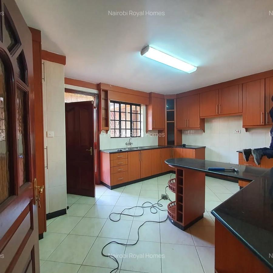 4 Bed Townhouse with En Suite at Lavington - 2