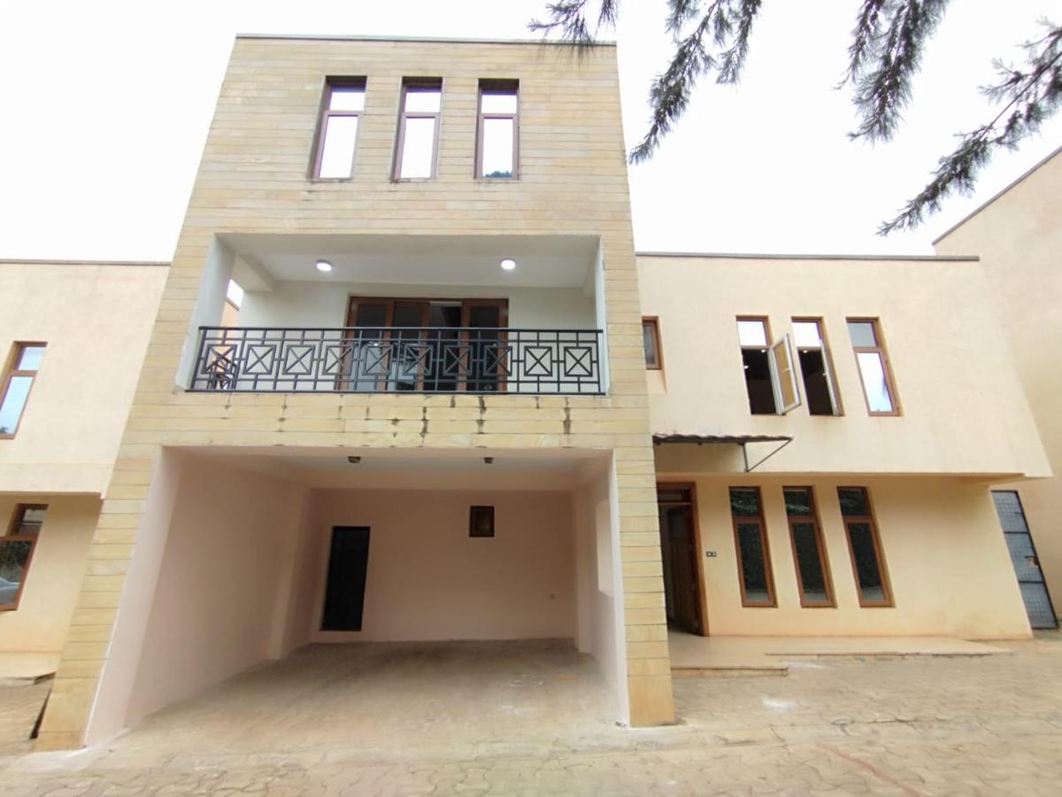 4 Bed House with En Suite in Lavington - 2