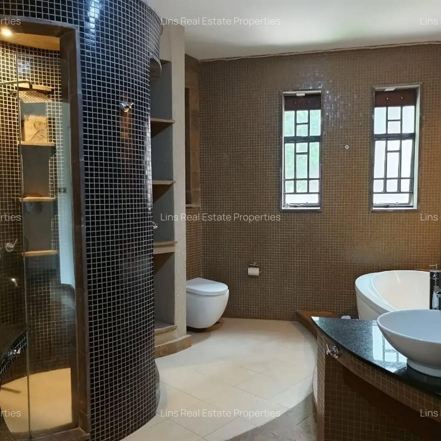 4 Bed Townhouse with En Suite in Lake View - 8