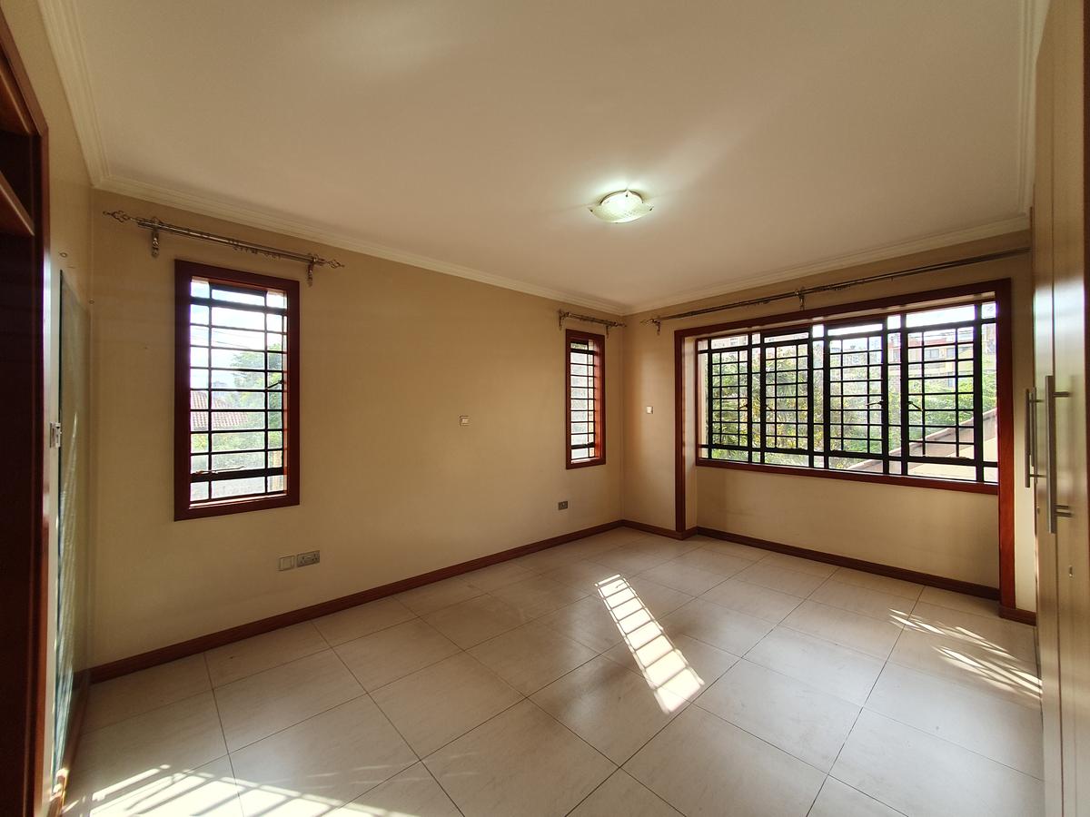 4 Bed Apartment with En Suite at 2Nd Parklands Avenue - 15