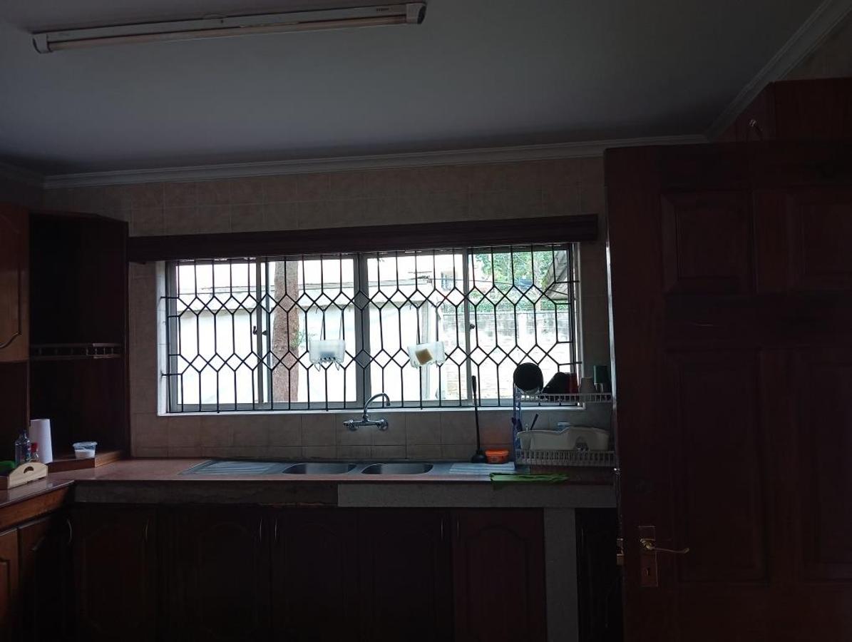 5 Bed House with En Suite at Lavington - 6