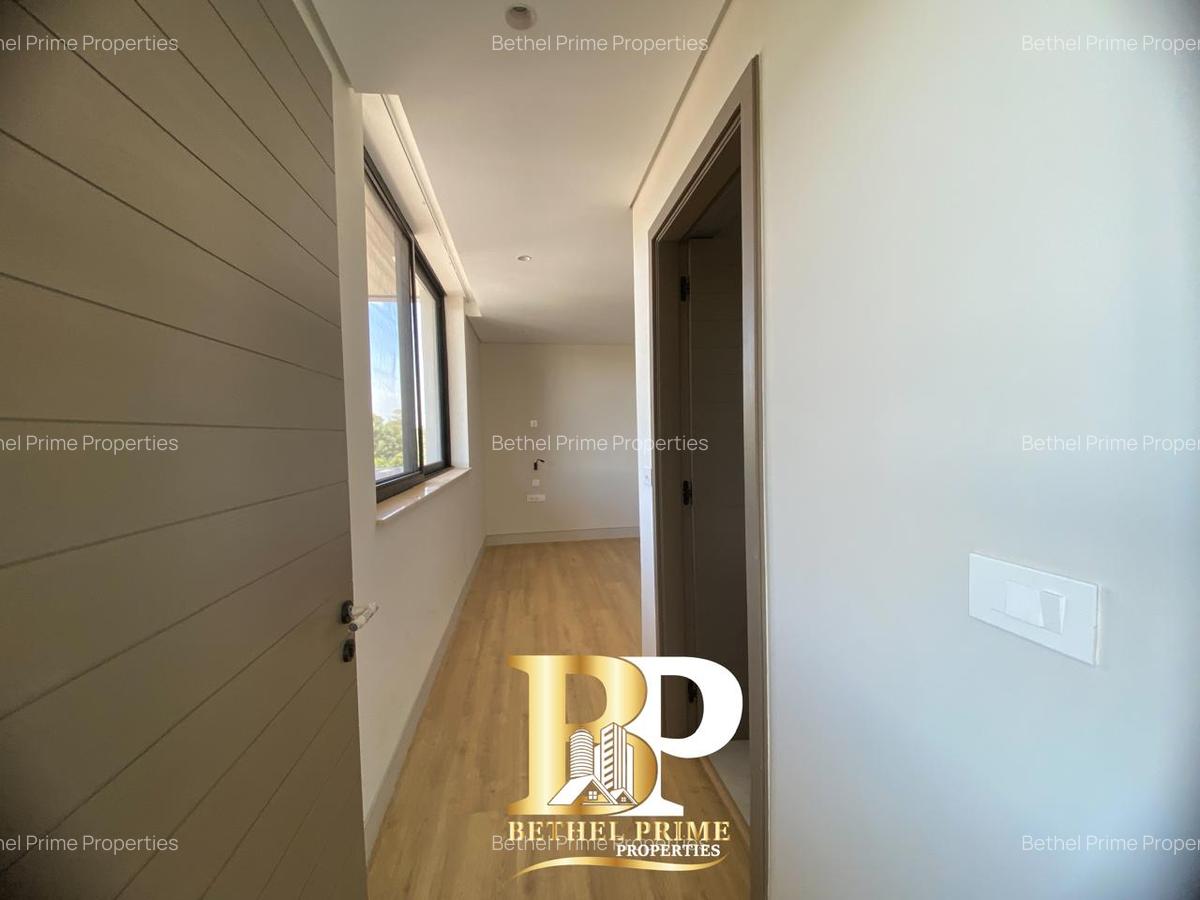 5 Bed Townhouse with En Suite in Brookside - 9