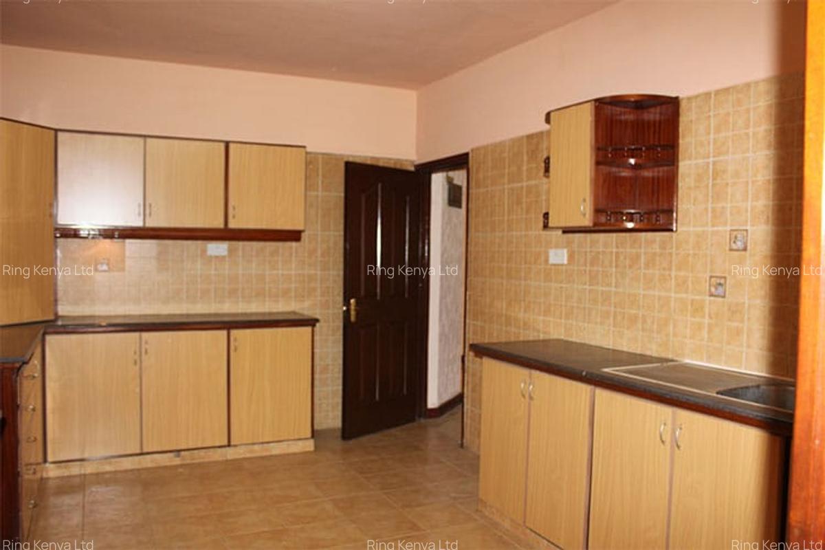 4 Bed House with En Suite in Lavington - 7