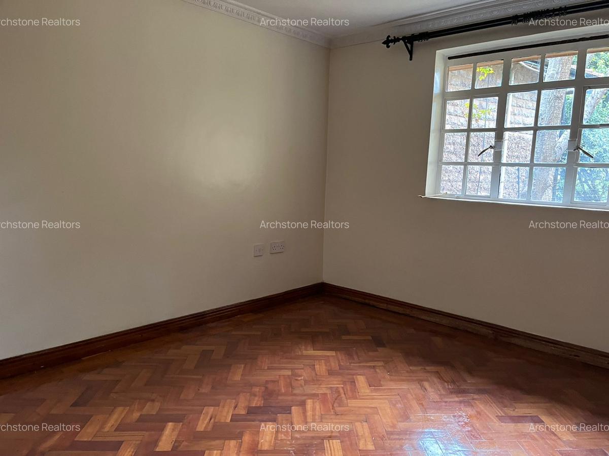 5 Bed House with En Suite in Lavington - 7