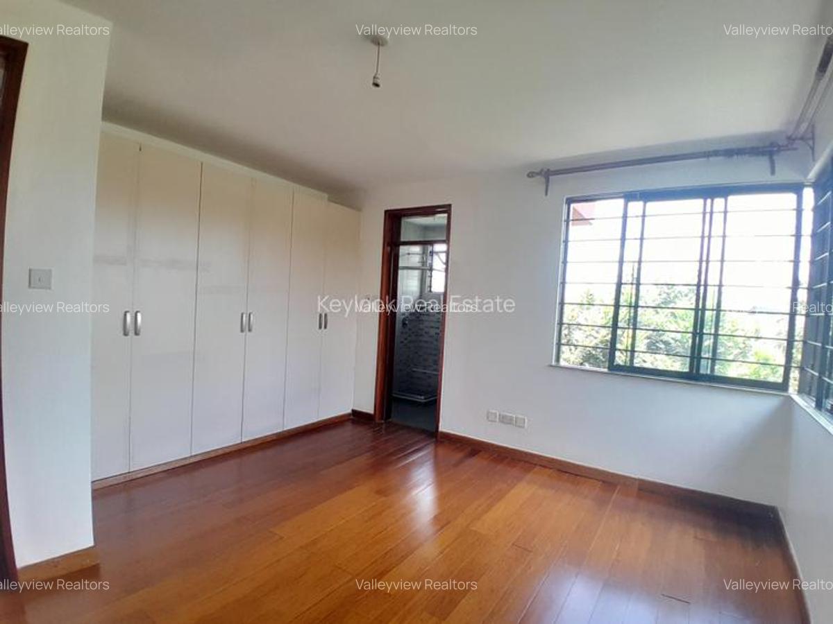 5 Bed Townhouse with En Suite at Lavington - 3