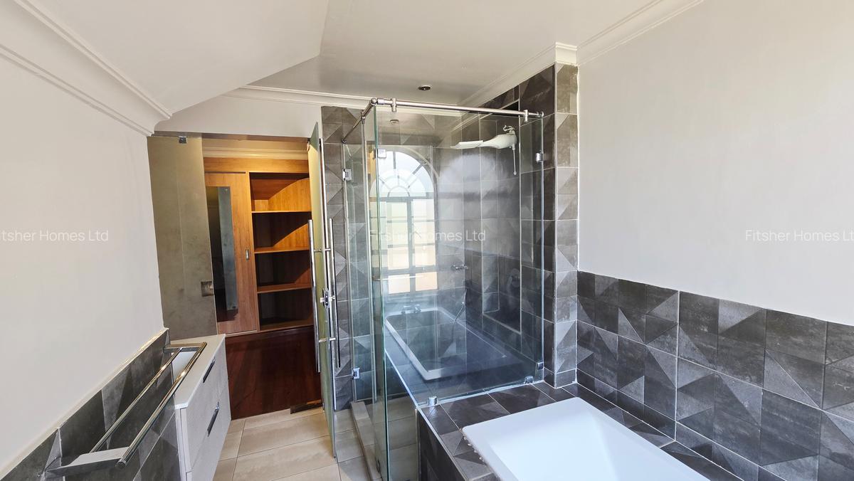 4 Bed House with En Suite in Runda - 14