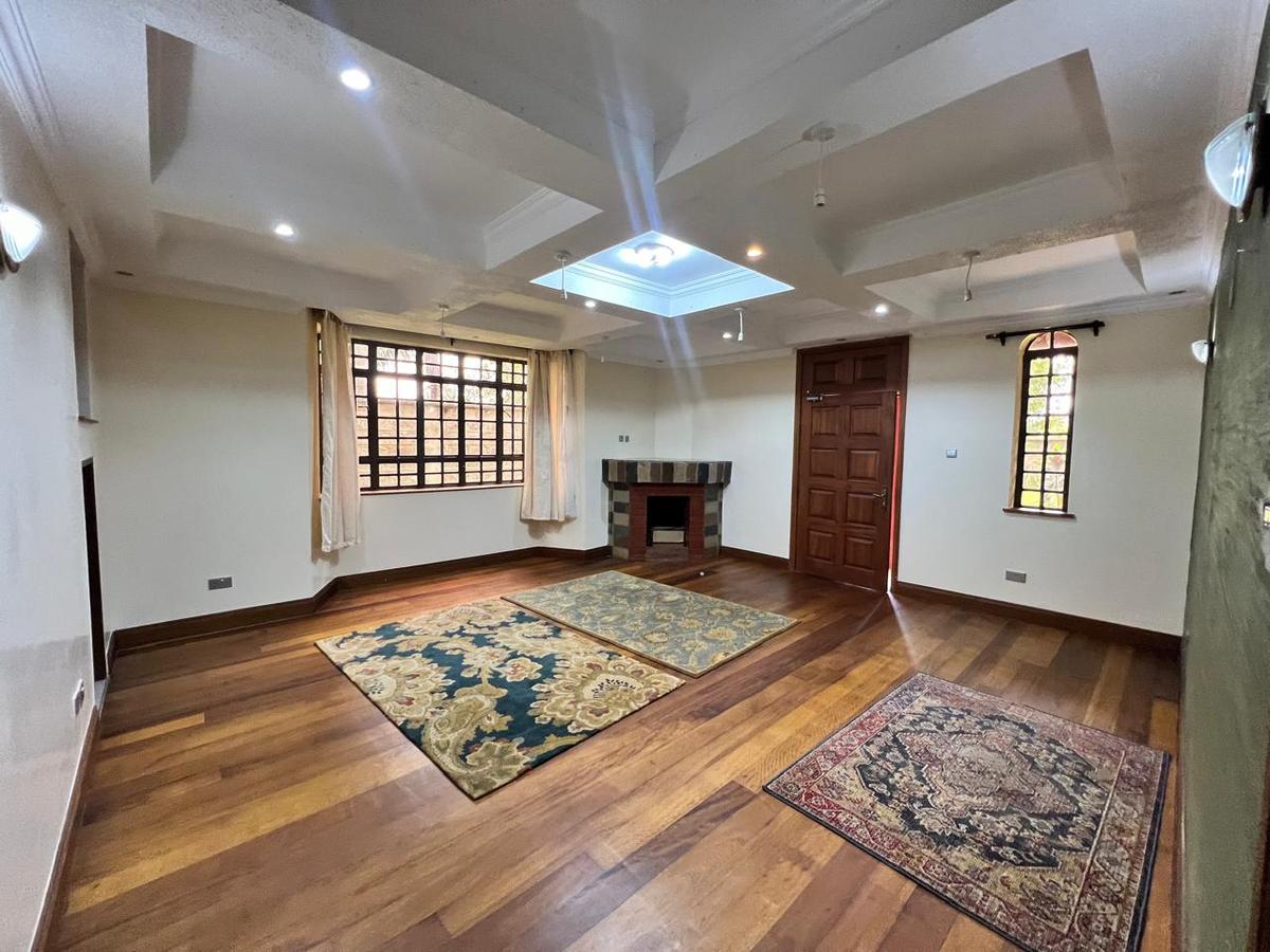 5 Bed House with En Suite in Runda - 16