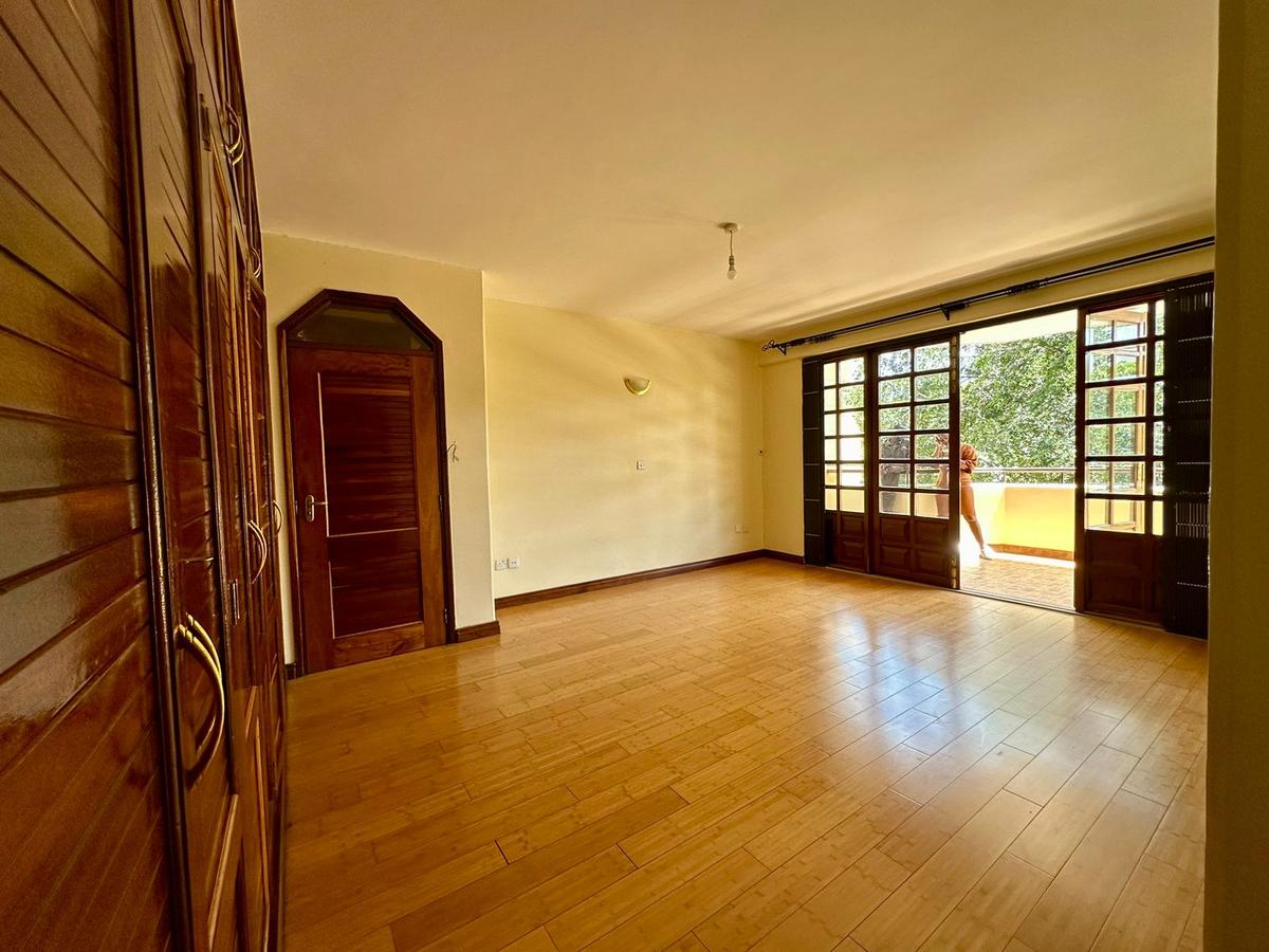 3 Bed Apartment with En Suite at Lavington - 7