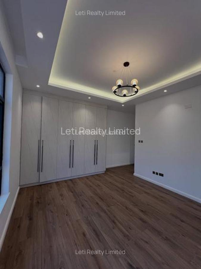 5 Bed Villa with En Suite in Lavington - 6