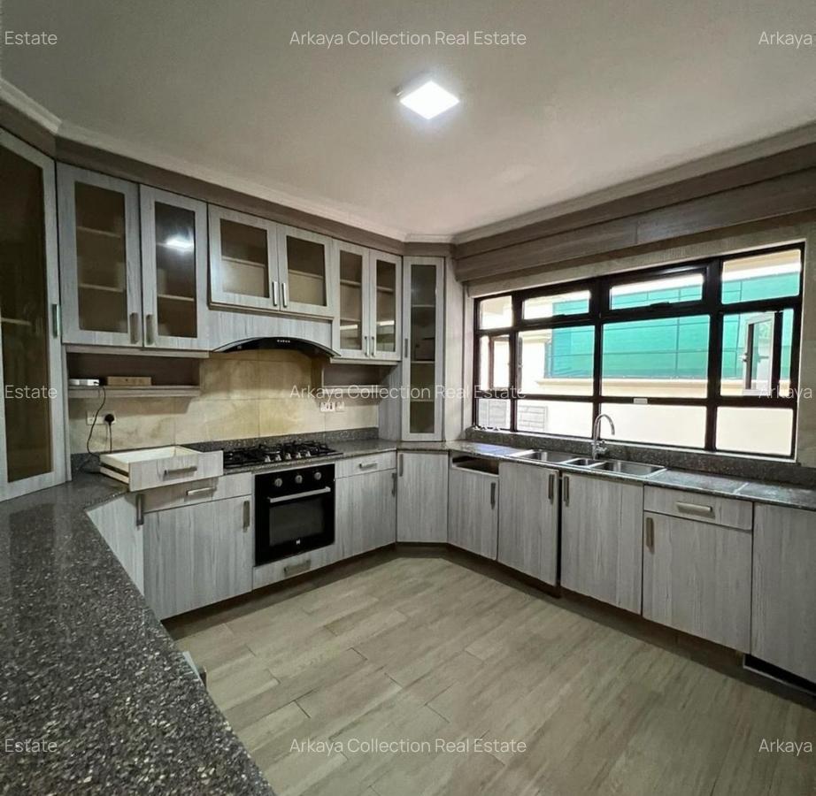 5 Bed House with En Suite in Lavington - 5