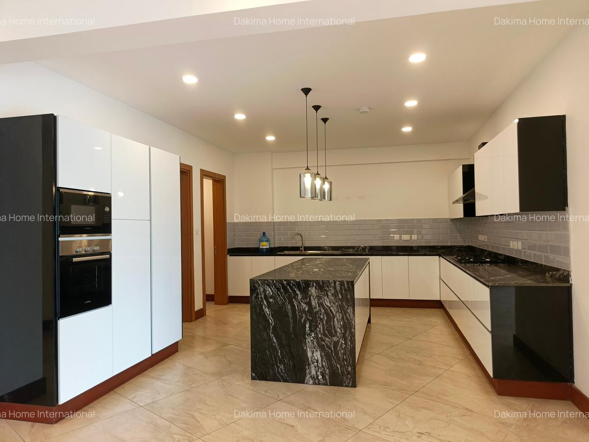 4 Bed Apartment with En Suite in Parklands - 2