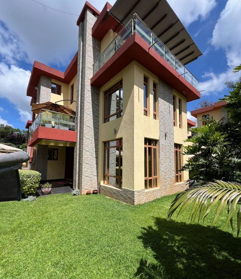 5 Bed House with En Suite in Lavington - 2