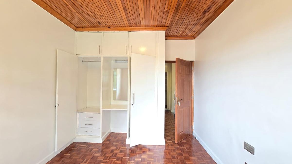 4 Bed House with En Suite in Lavington - 11