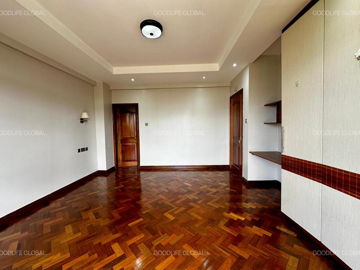 4 Bed Apartment with En Suite at Riverside - 16