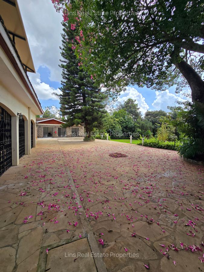 6 Bed House with En Suite in Lavington - 6