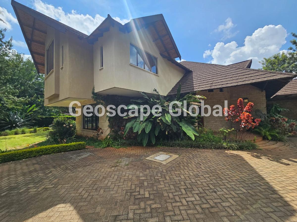 5 Bed House with En Suite in Runda - 1